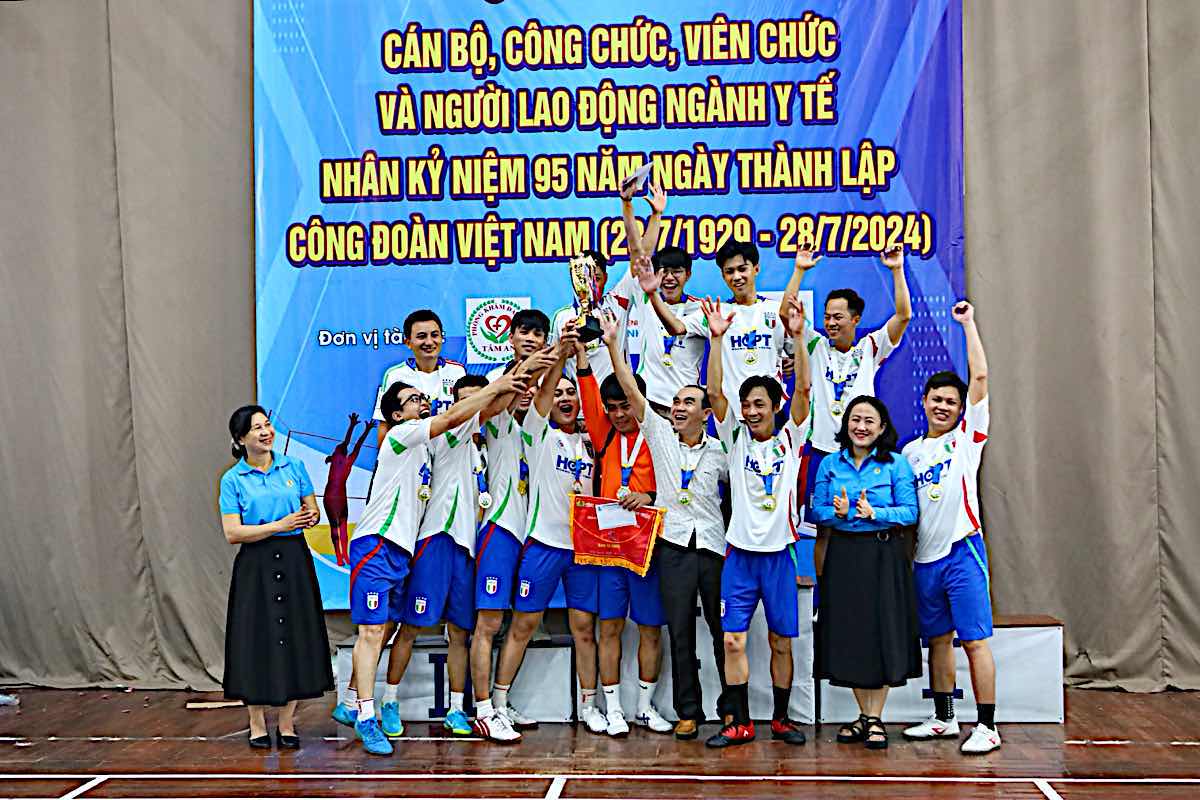 Trao giải cho đội vô địch bóng đá nam. Ảnh: Duy Tuấn