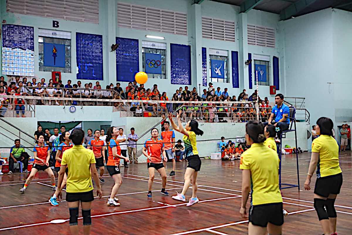 Thi đấu bóng chuyền hơi nữ. Ảnh: Duy Tuấn