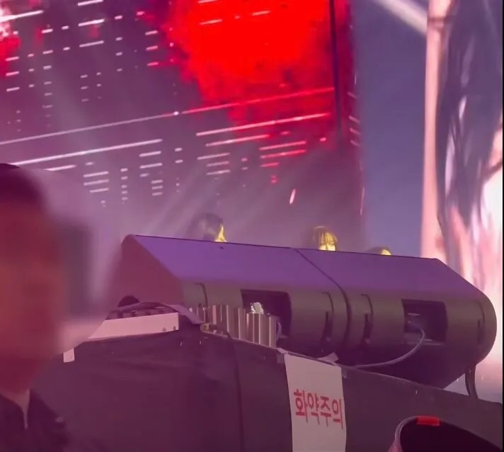 Người hâm mộ mua vé VIP nhưng không thể nhìn thấy các thành viên. Ảnh: Twitter