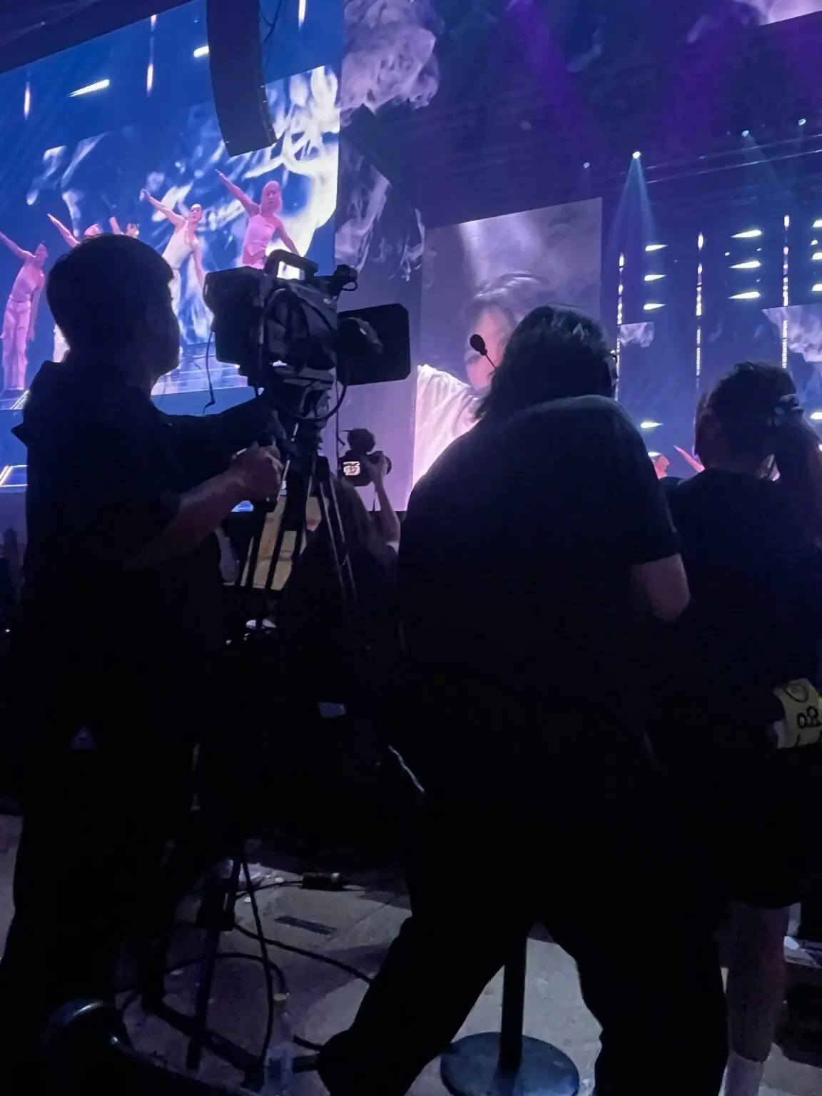 Nhân viên chụp ảnh, quay phim chắn hết tầm nhìn của những khán giả ngồi đầu. Ảnh: Naver