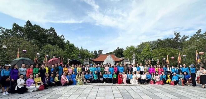 Cán bộ nữ Công đoàn dâng hương báo công tại Đền thờ Hai Bà Trưng