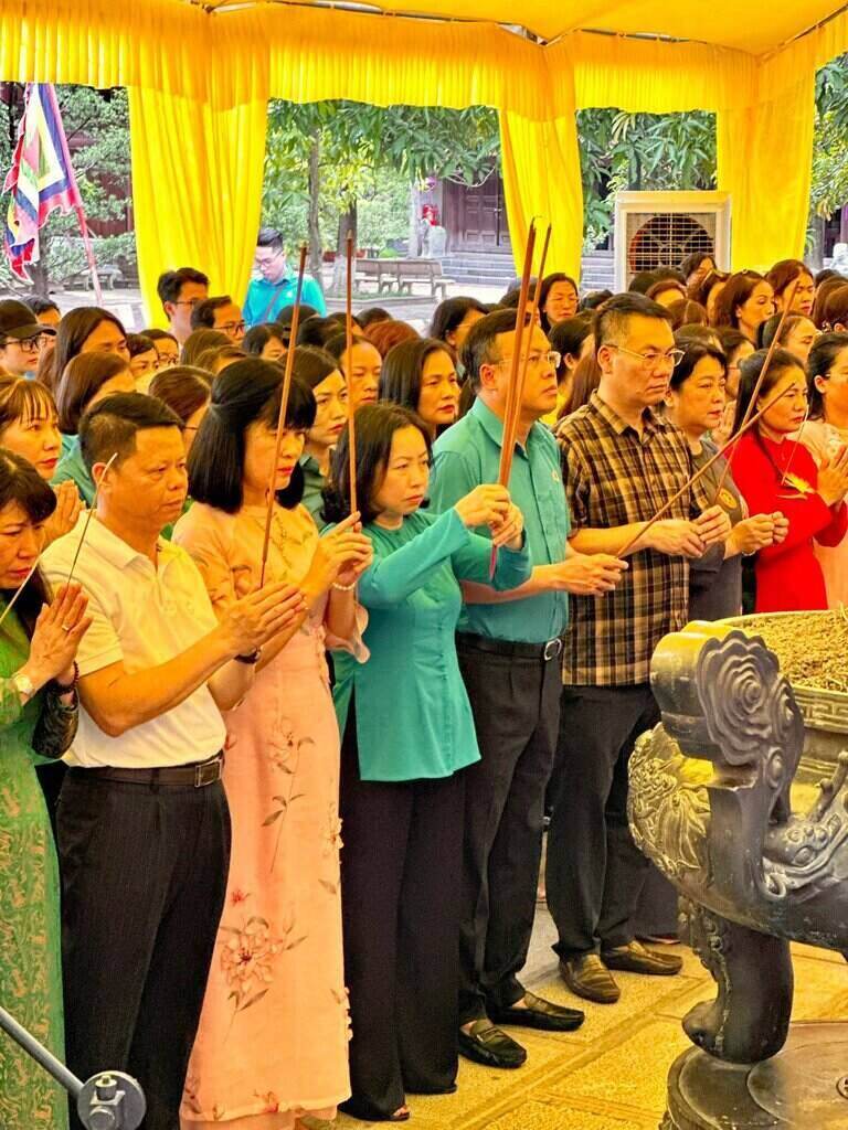 Đoàn dâng hương tại Đền thờ Hai Bà Trưng. Ảnh: BNC