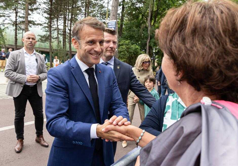 Tổng thống Pháp Emmanuel Macron gặp người dân bên ngoài điểm bầu cử vòng 1 ở Le Touquet, Pháp, ngày 30.6.2024. Ảnh: Xinhua