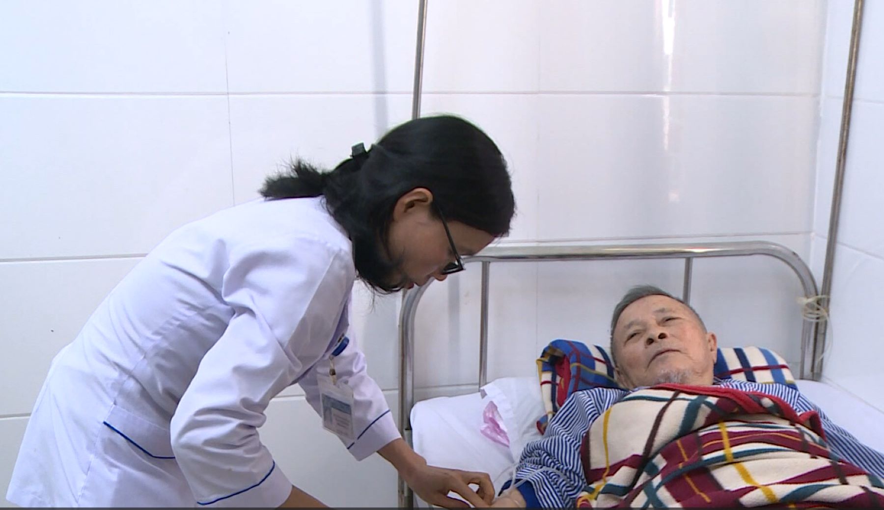 Chị Trần Thị Hoa - điều dưỡng Bệnh viện Đa khoa Hà Tĩnh. 