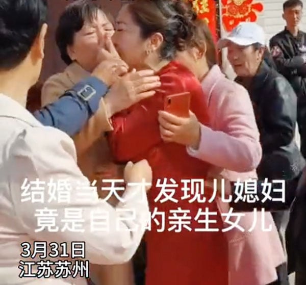 Mẹ cô dâu nhận ra điều kỳ lạ. Ảnh: Oriental Daily