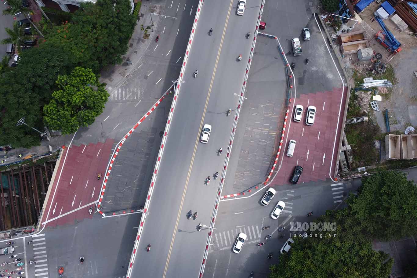 Ghi nhận của PV báo Lao Động ngày 7.7, nhà thầu cơ bản đã hoàn thành việc rào chắn tạm tại nút giao Kim Mã - Nguyễn Chí Thanh. Việc rào chắn cứng dự kiến sẽ bắt đầu thực hiện từ tối 8.7.2024.