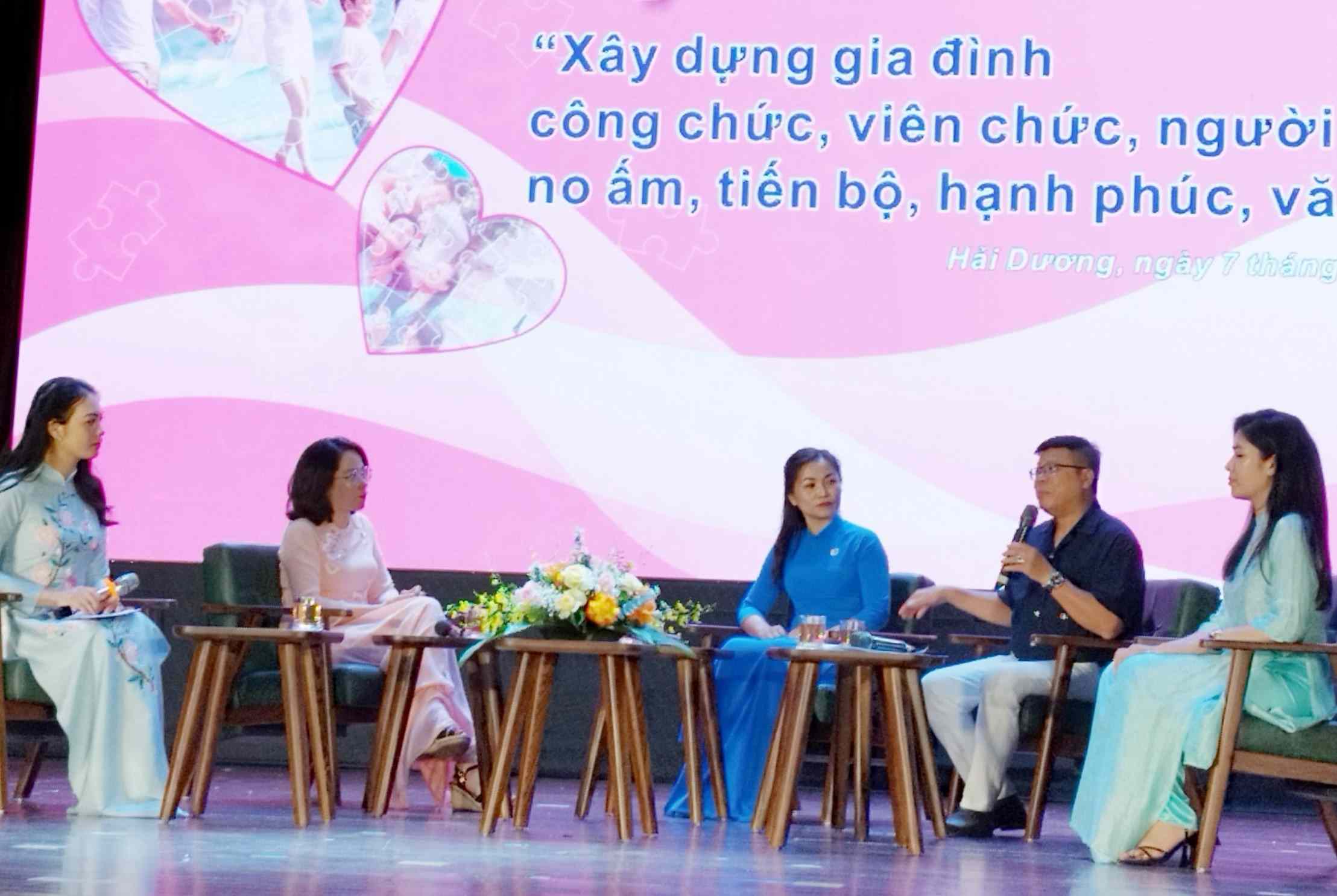 Các đại biểu, khách mời chia sẻ tại tọa đàm. Ảnh: Diệu Thúy