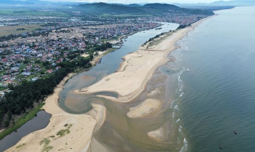 Cửa sông Lý Hòa đang bị bồi lấp, khiến nhiều tàu thuyền không thể ra vào sông đậu đỗ. Ảnh: Công Sáng