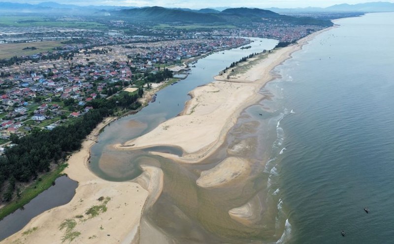 Cửa sông Lý Hòa đang bị bồi lấp, khiến nhiều tàu thuyền không thể ra vào sông đậu đỗ. Ảnh: Công Sáng