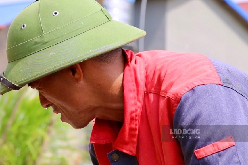 Nhiệt độ ngoài trời có thể lên hơn 50 độ kết hợp oi bức khiến cơ thể nhanh mất nước.