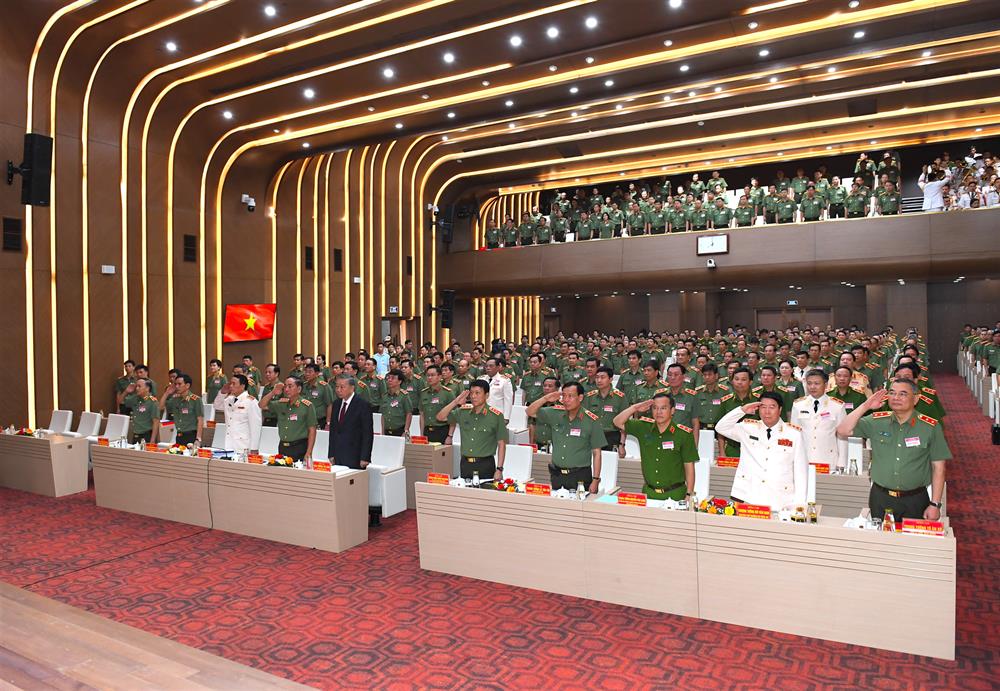 Các đại biểu thực hiện nghi thức chào cờ. Ảnh: Bộ Công an
