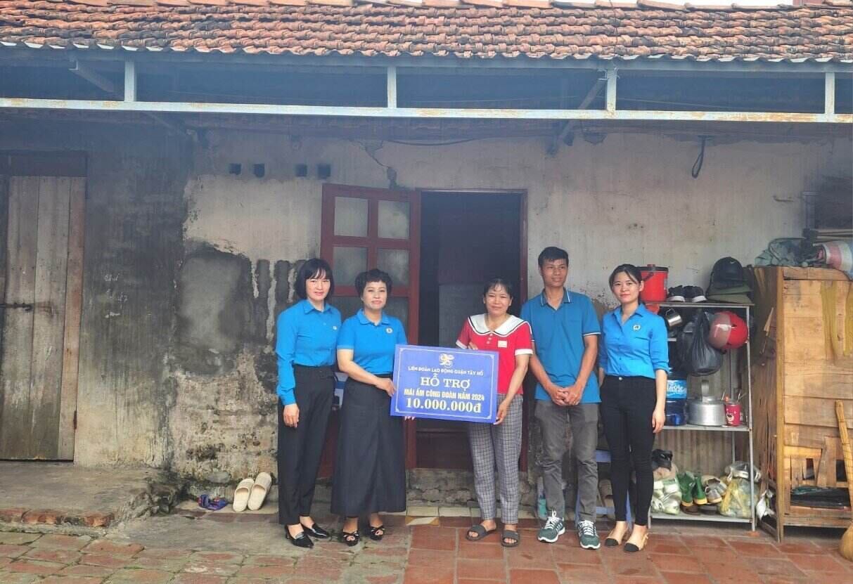 Lãnh đạo Liên đoàn Lao động quận Tây Hồ trao hỗ trợ Mái ấm Công đoàn cho gia đình chị Đỗ Thị Hồng Oanh. Ảnh: CĐQ