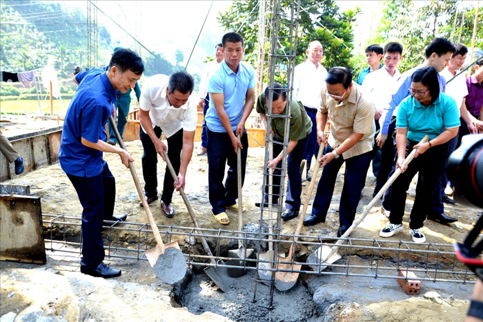 Tiến hành đổ móng cho ngôi nhà “Đại đoàn kết” cho gia đình hộ nghèo ở Lào Cai.