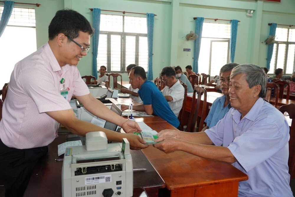 Nguồn vốn ưu đãi được chi nhánh NHCSXH tỉnh Tây Ninh giải ngân tại xã giúp hộ vay tiết kiệm thời gian, chi phí đi lại. Ảnh: Hoàng Bửu - Đông Dư  