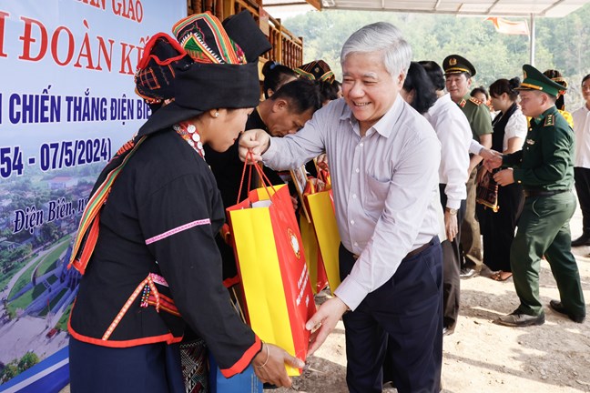 Chủ tịch Ủy ban Trung ương MTTQ Việt Nam Đỗ Văn Chiến trao quà cho các gia đình  tại buổi dự lễ gắn biển, trao nhà đại đoàn kết cho các hộ nghèo, hộ cận nghèo tại Bản Co Pục, xã Hua Thanh, huyện Điện Biên ngày 27.3.2024.