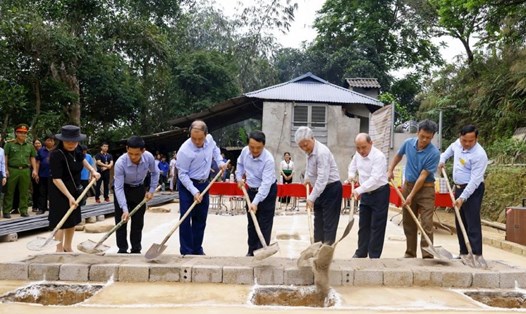 Chủ tịch Ủy ban Trung ương MTTQ Việt Nam Đỗ Văn Chiến khởi công xây nhà và tặng quà cho gia đình Nguyễn Văn Đồng ở xóm Doi (xã Hiền Lương, huyện Đà Bắc, tỉnh Hòa Bình). Ảnh: Quang Vinh