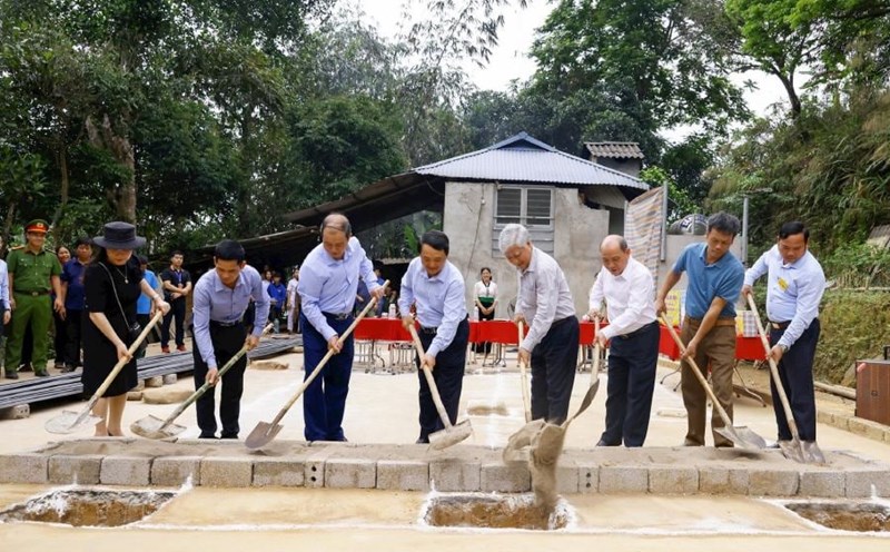 Chủ tịch Ủy ban Trung ương MTTQ Việt Nam Đỗ Văn Chiến khởi công xây nhà và tặng quà cho gia đình Nguyễn Văn Đồng ở xóm Doi (xã Hiền Lương, huyện Đà Bắc, tỉnh Hòa Bình). Ảnh: Quang Vinh