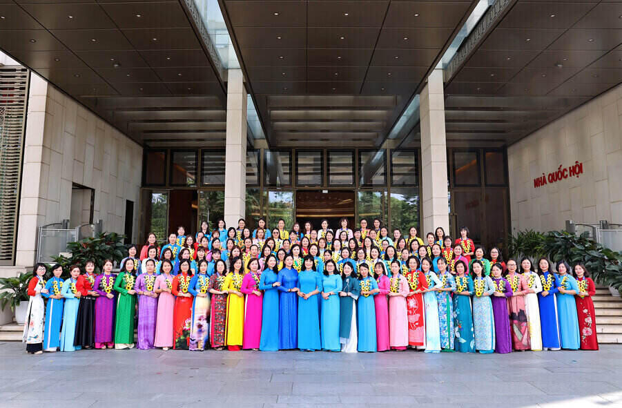 Đoàn Trưởng ban Nữ công Công đoàn cơ sở tiêu biểu tại Tòa nhà Quốc hội. Ảnh: TLĐ