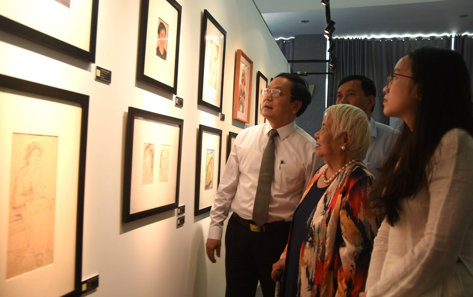 Triển lãm "Hồi sinh". Ảnh: H.Thơ.