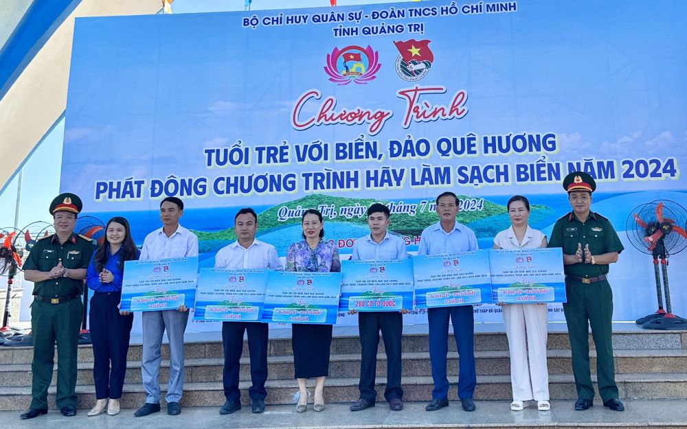 Ban tổ chức chương trình tặng cờ Tổ quốc và quạt cây. Ảnh: Dạ Ngân.