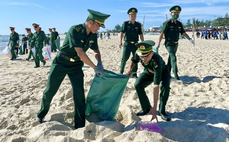Dọn hơn 50 tấn rác để làm sạch bãi biển Vũng Tàu