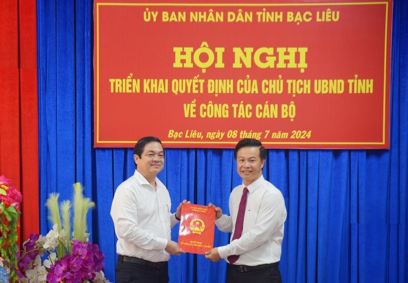Ông Nguyễn Hữu Trường (người đeo cà vạt) nhận quyết định làm Phó Giám đốc Sở Kế hoạch Đầu tư tỉnh Bạc Liêu. Ảnh: Nhật Hồ