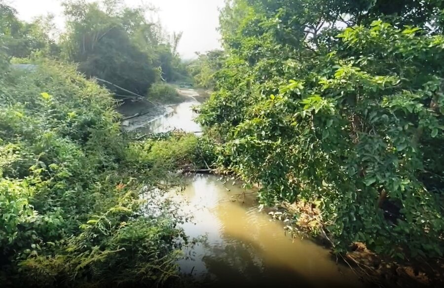 Không có hệ thống xử lý nước thải tập trung, nhiều doanh nghiệp lén lút xả thải ra hệ thống kênh chìm gần cụm công nghiệp gây ô nhiễm môi trường nghiêm trọng. Ảnh: Viên Nguyễn