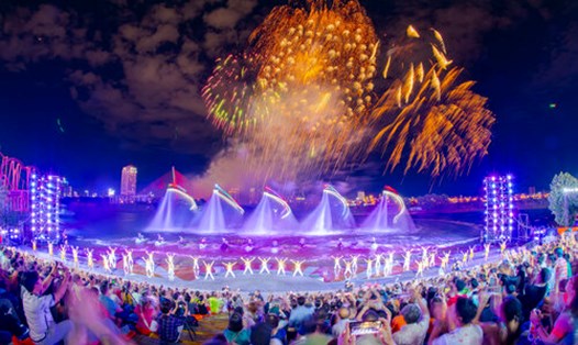 Show nghệ thuật đa trải nghiệm kết hợp bắn pháo hoa “Symphony of River - Bản giao hưởng bên sông”. Ảnh: BTC