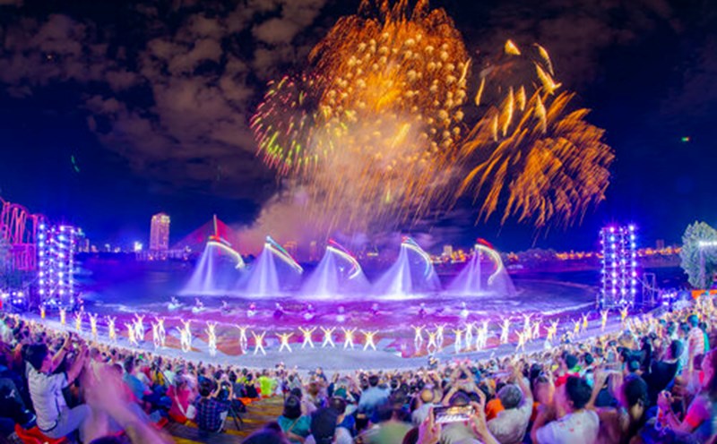 Show nghệ thuật đa trải nghiệm kết hợp bắn pháo hoa “Symphony of River - Bản giao hưởng bên sông”. Ảnh: BTC