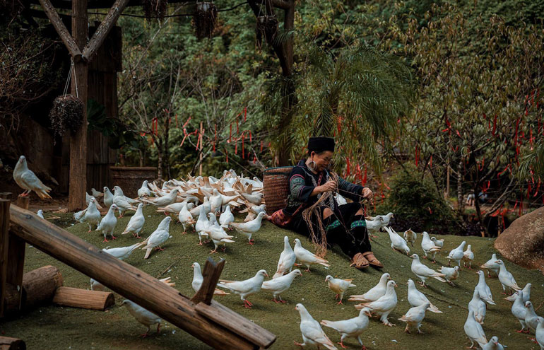 Những sản phẩm tinh xảo, độc đáo được tạo ra bởi bàn tay khéo léo của những con người nơi đây không chỉ đem lại sức sống cho bản làng mà còn thể hiện nét văn hóa đặc trưng của người Mông được bảo tồn, gìn giữ qua nhiều thế hệ.