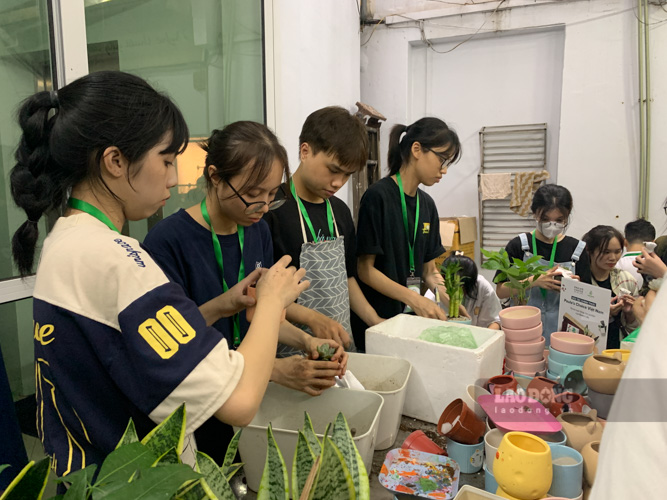 Các tình nguyện viên trẻ ở Hà Nội đang trồng cây vào chậu. Ảnh: Minh Thương