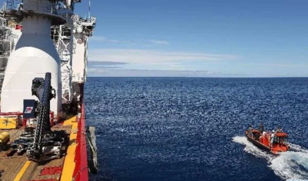 Tàu Hải quân Australia tham gia tìm kiếm máy bay mất tích MH370 ngày 7.4.2014. Ảnh: Xinhua