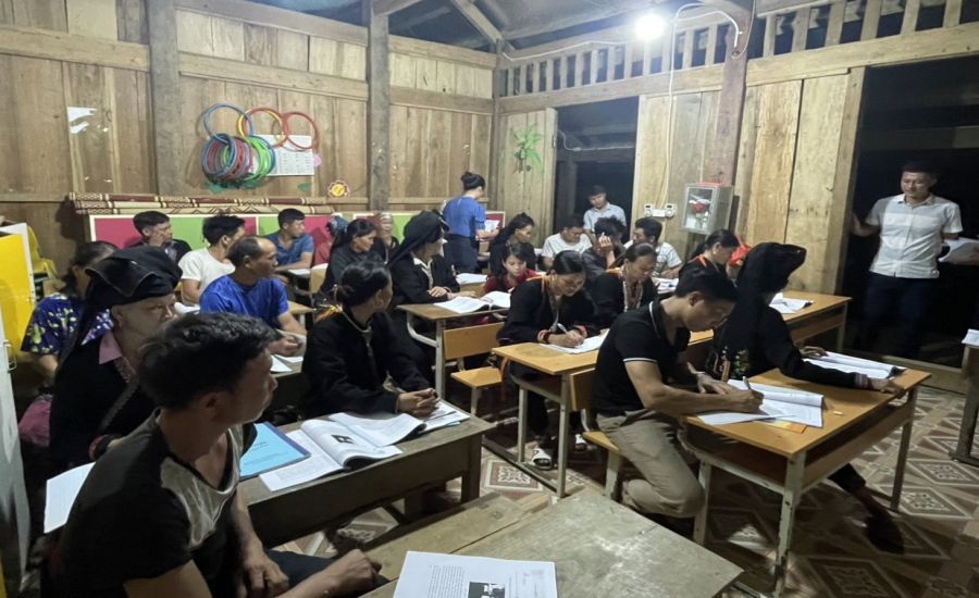 Các lớp học xóa mù chữ cho đồng bào dân tộc thiểu số ở Mù Cang Chải tận dụng từ cơ sở vật chất có sẵn của địa phương. Ảnh: An Nhiên