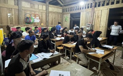 Các lớp học xóa mù chữ cho đồng bào dân tộc thiểu số ở Mù Cang Chải tận dụng từ cơ sở vật chất có sẵn của địa phương. Ảnh: An Nhiên