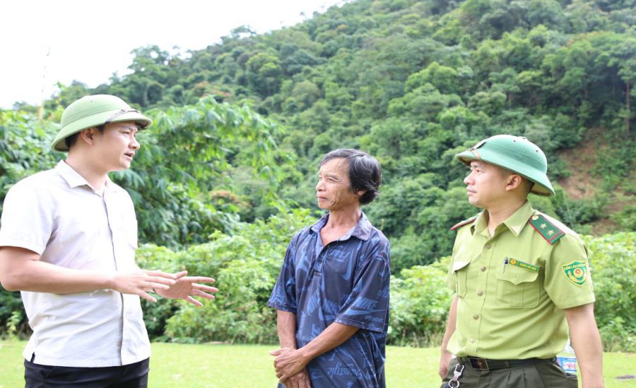 Cán bộ BQL Khu bảo tồn thiên nhiên Đakrông giải thích với người dân về tình trạng lấn chiếm đất rừng là trái quy định của pháp luật. Ảnh: Hưng Thơ