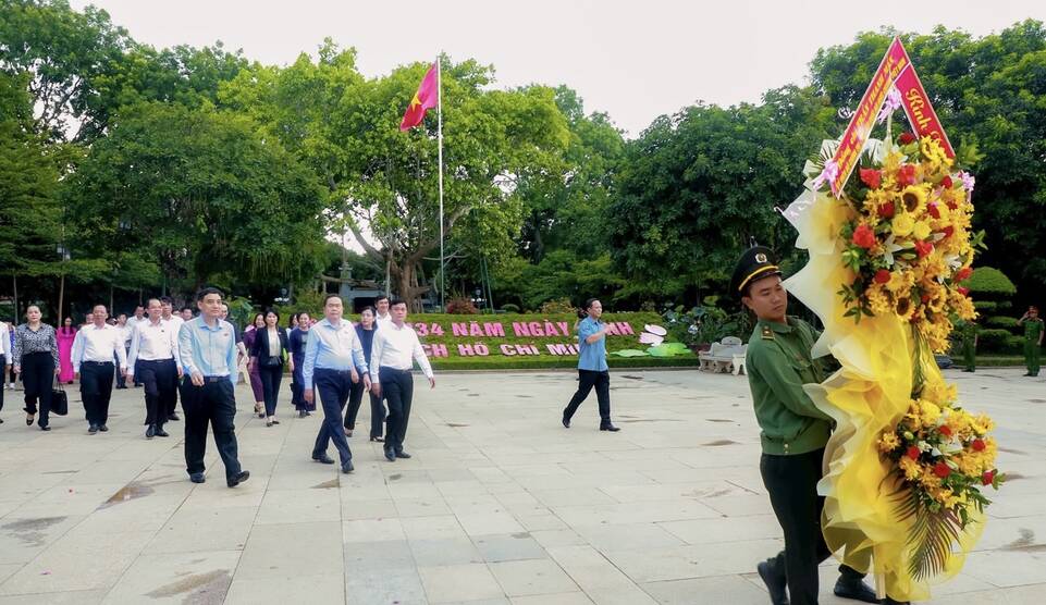 Chủ tịch Quốc hội Trần Thanh Mẫn và đoàn công tác về dâng hoa, dâng hương tại Khu Di tích Quốc gia đặc biệt Kim Liên. Ảnh: Thành Duy