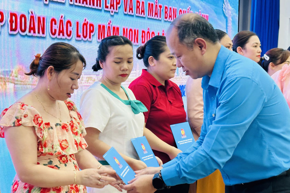 Ông Lê Văn Đại - Phó Chủ tịch LĐLĐ thành phố Đà Nẵng - trao quyết định kết nạp đoàn viên Nghiệp đoàn các nhóm mầm non độc lập Hòa Minh. Ảnh: Phan Nguyên