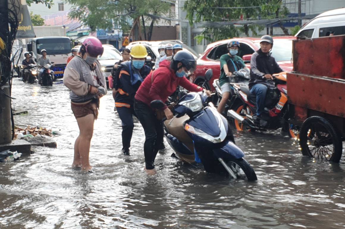 Tại đường Cách mạng Tháng 8, do nước ngập sâu nên một số chị em tay lái yếu không xử lý được tình huống một số người ngã, nhất là phụ nữ.