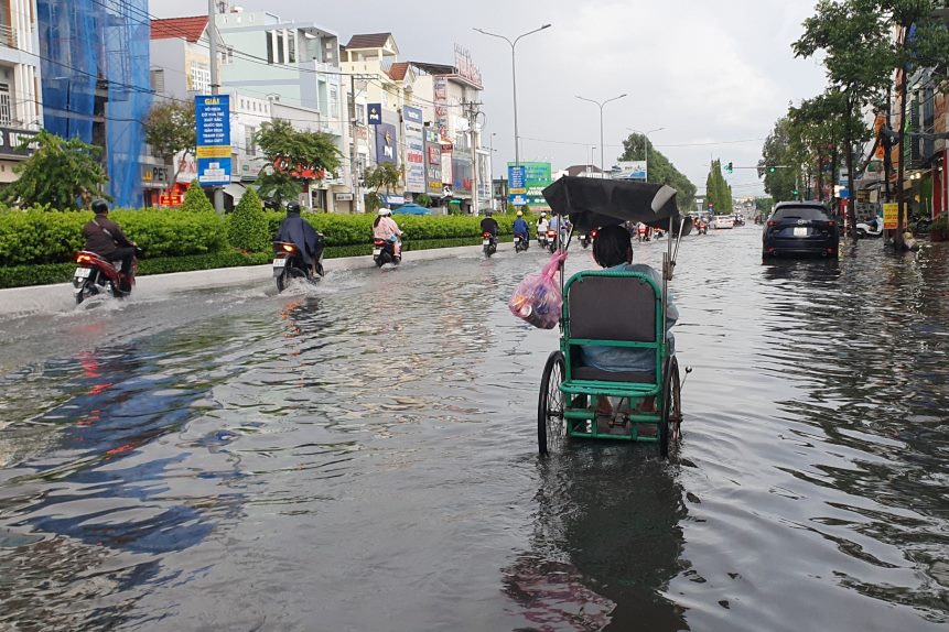 Người khuyết tật di chuyển khó khăn qua những vùng nước sâu.