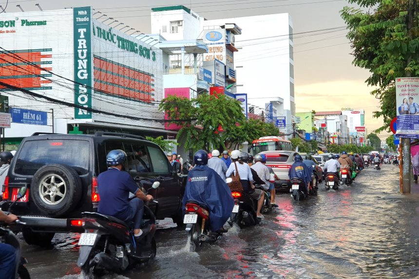 Mưa vào giờ tan tầm nên phương tiện di chuyển rất đông. 