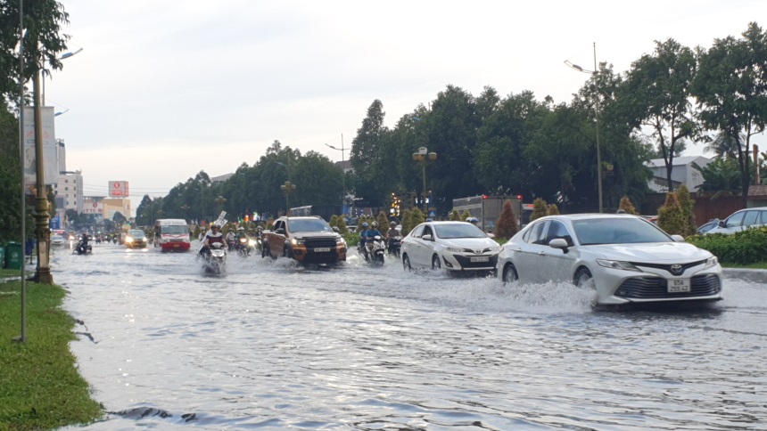 Vào khoảng 16h30, chiều ngày 8.7, tại TP Cần Thơ xuất hiện cơn mưa lớn kéo dài dai dẳng khoảng một tiếng đồng hồ khiến nhiều tuyến đường ngập nặng, hàng loạt phương tiện chết máy, ảnh hưởng đến sinh hoạt và di chuyển của người dân.