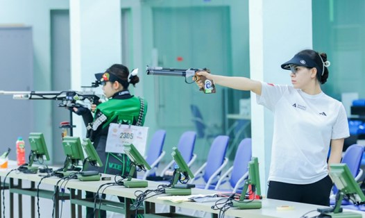 Trịnh Thu Vinh, cùng Lê Thị Mộng Tuyền của đội tuyển Bắn súng Việt Nam lần đầu tiên tranh tài tại Olympic. Ảnh: Bùi Lượng