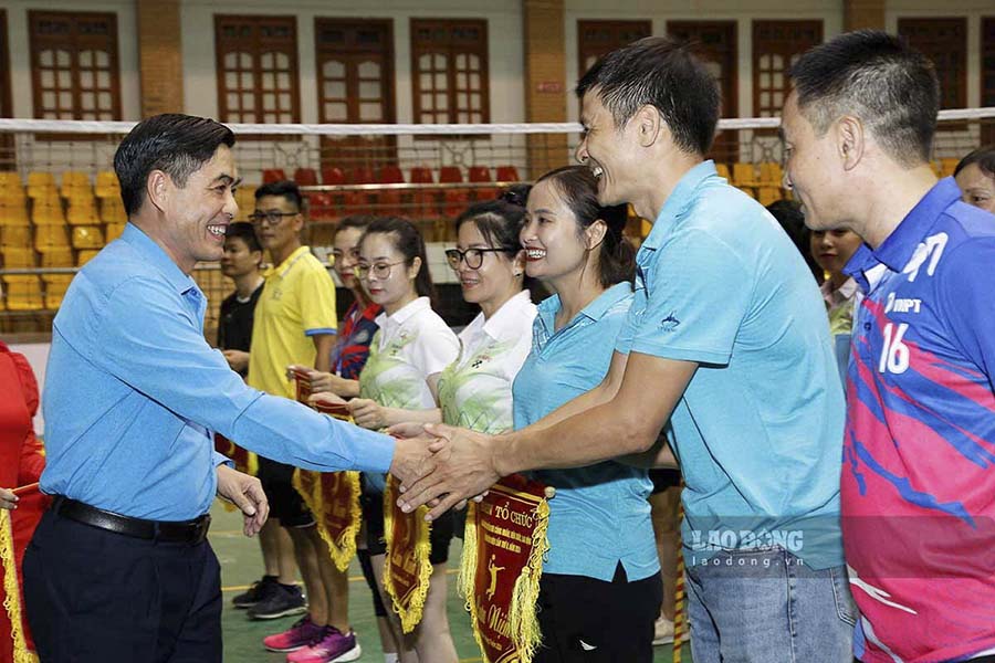 Ông Tẩn Minh Long (trái) - Chủ tịch LĐLĐ tỉnh Điện Biên - tặng cờ lưu niệm cho các đoàn tham dự giải. 