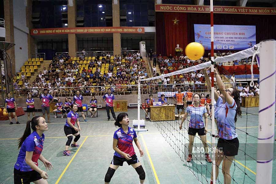 Trận đấu giữa Sở Nội vụ và VNPT Điện Biên diễn ra sôi nổi, hấp dẫn ngày sau lễ khai mạc Giải bóng chuyền hơi CNVCLĐ tỉnh Điện Biên. Ảnh: Quang Đạt