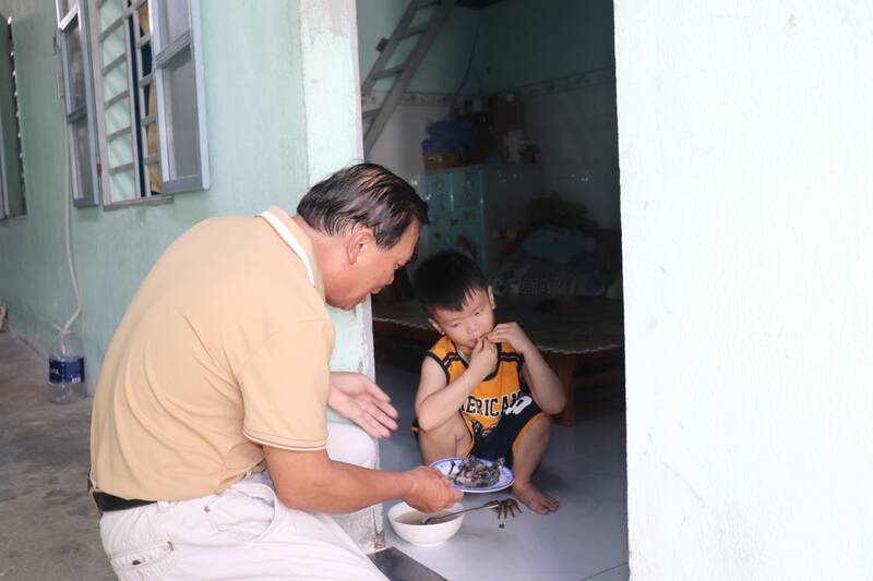 Ông Nguyễn Thanh Dũng, Tổ trưởng tổ dân phố 37, phường Hòa Khánh Bắc (quận Liên Chiểu, TP Đà Nẵng) bên con trai của một công nhân làm việc tại khu công nghiệp Hòa Khánh. Ảnh: Nguyễn Linh