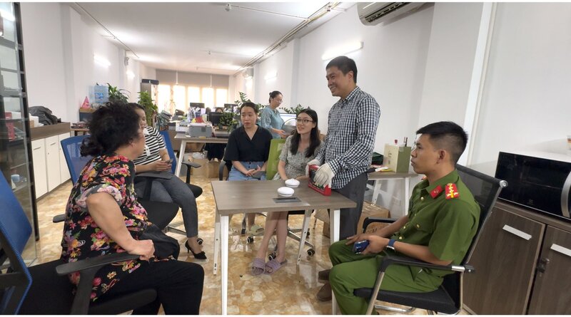 Người dân, doanh nghiệp thống nhất cao với việc lắp đặt hệ thống phát hiện cháy sớm trên địa bàn quận Đống Đa. Ảnh: Hoàng Lộc