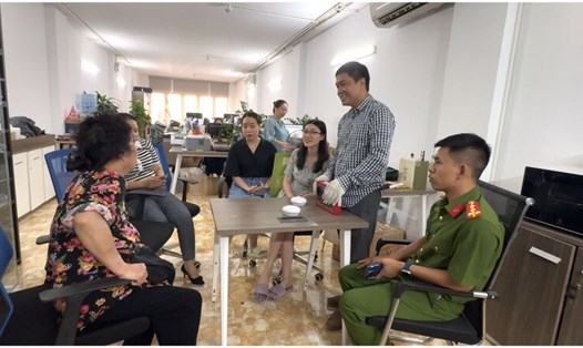 Người dân, doanh nghiệp thống nhất cao với việc lắp đặt hệ thống phát hiện cháy sớm trên địa bàn quận Đống Đa. Ảnh: Hoàng Lộc