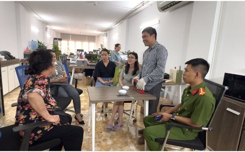 Người dân, doanh nghiệp thống nhất cao với việc lắp đặt hệ thống phát hiện cháy sớm trên địa bàn quận Đống Đa. Ảnh: Hoàng Lộc