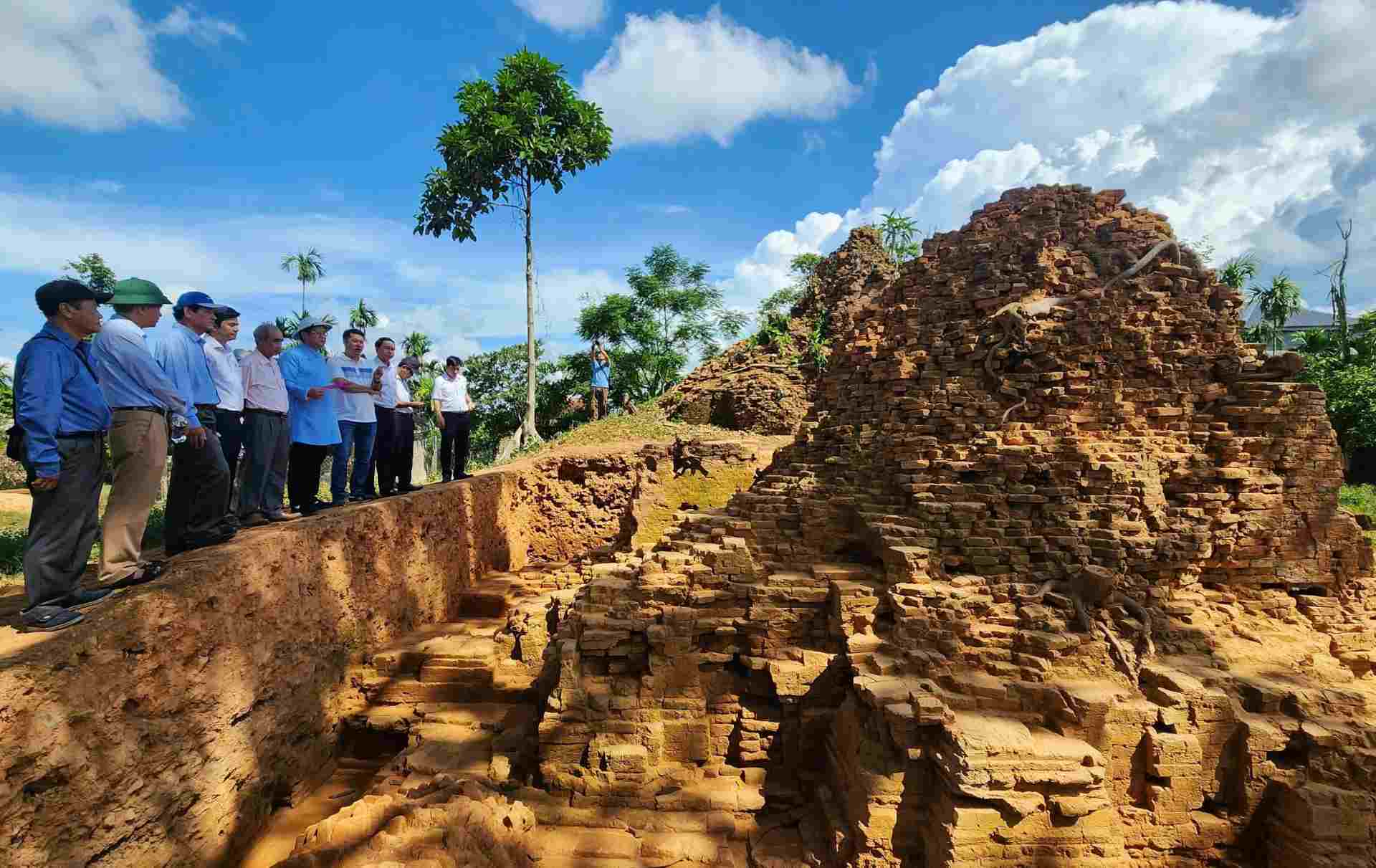 Các chuyên gia, nhà nghiên cứu, lãnh đạo ngành văn hóa tại Thừa Thiên Huế đi thực địa hiện trường khai quật khảo cổ di tích Tháp đôi Liễu Cốc. Ảnh: Phúc Đạt.