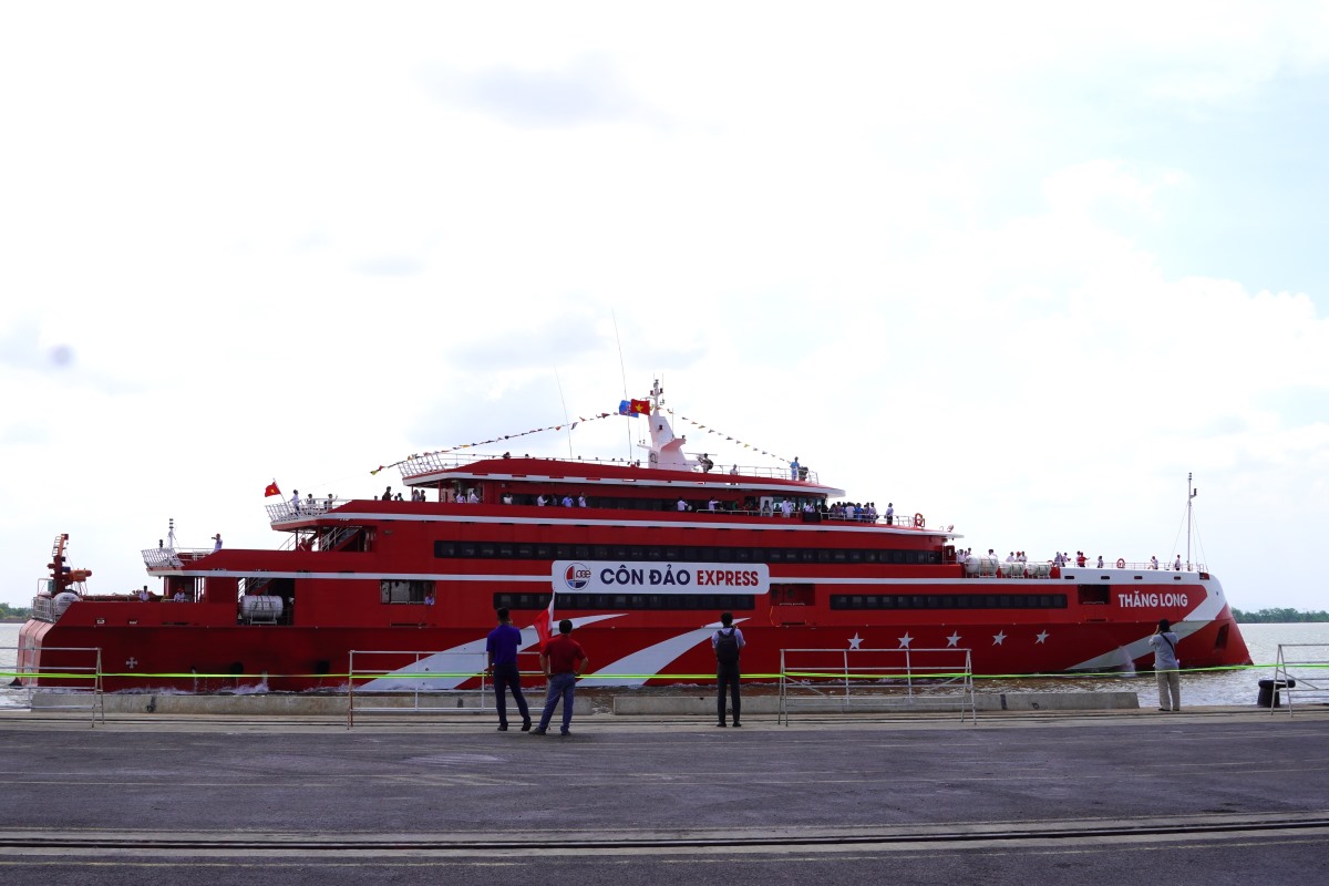 Tàu cao tốc Thăng Long hơn 1.000 chỗ khởi hành rời bến cảng Sài Gòn -Hiệp Phước. Ảnh: Thành An